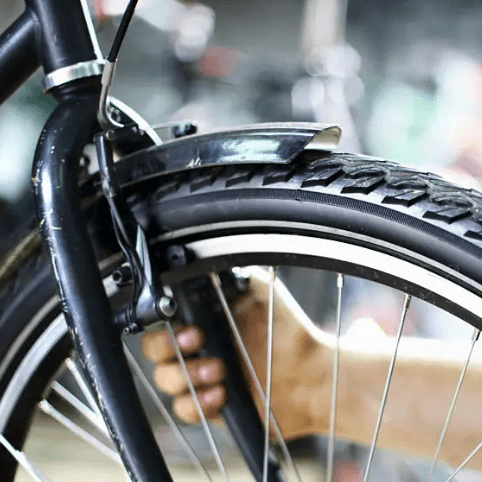 La réparation des freins sur le vélo.